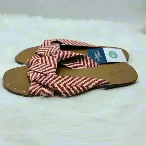 NWT Women's Louise Chevron Print Knotted Slide Sandals - Universal Thread - Red - Picture 3 of 8